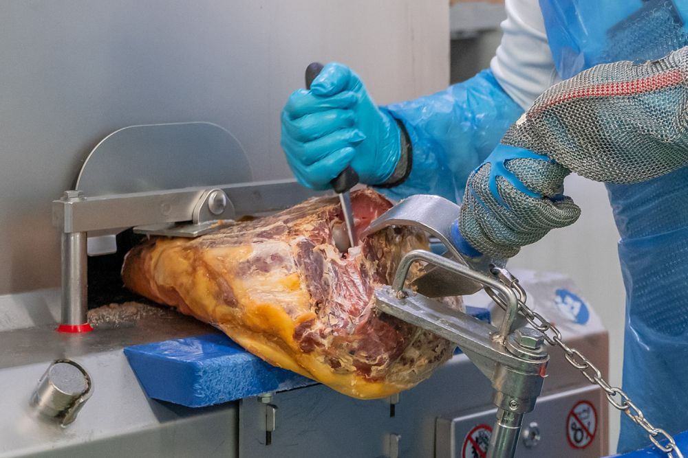 Trabajos de deshuesado del jamón