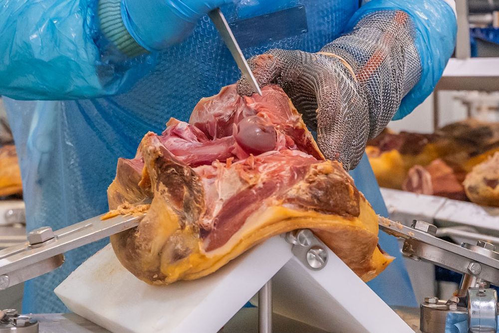 Trabajos de deshuesado del jamón